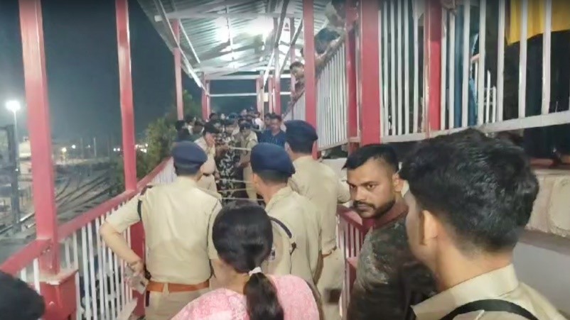 Bullets fired on the stairs of the railway station platform in Bihar