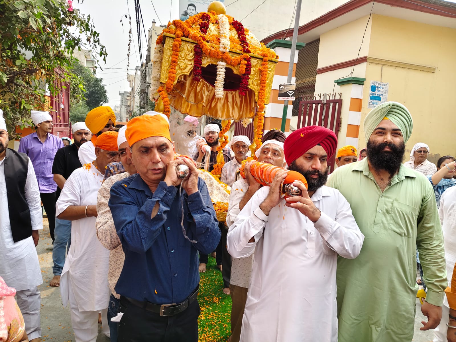 A huge Nagar Kirtan was taken out in Deoband on the occasion of Prakash Parv.