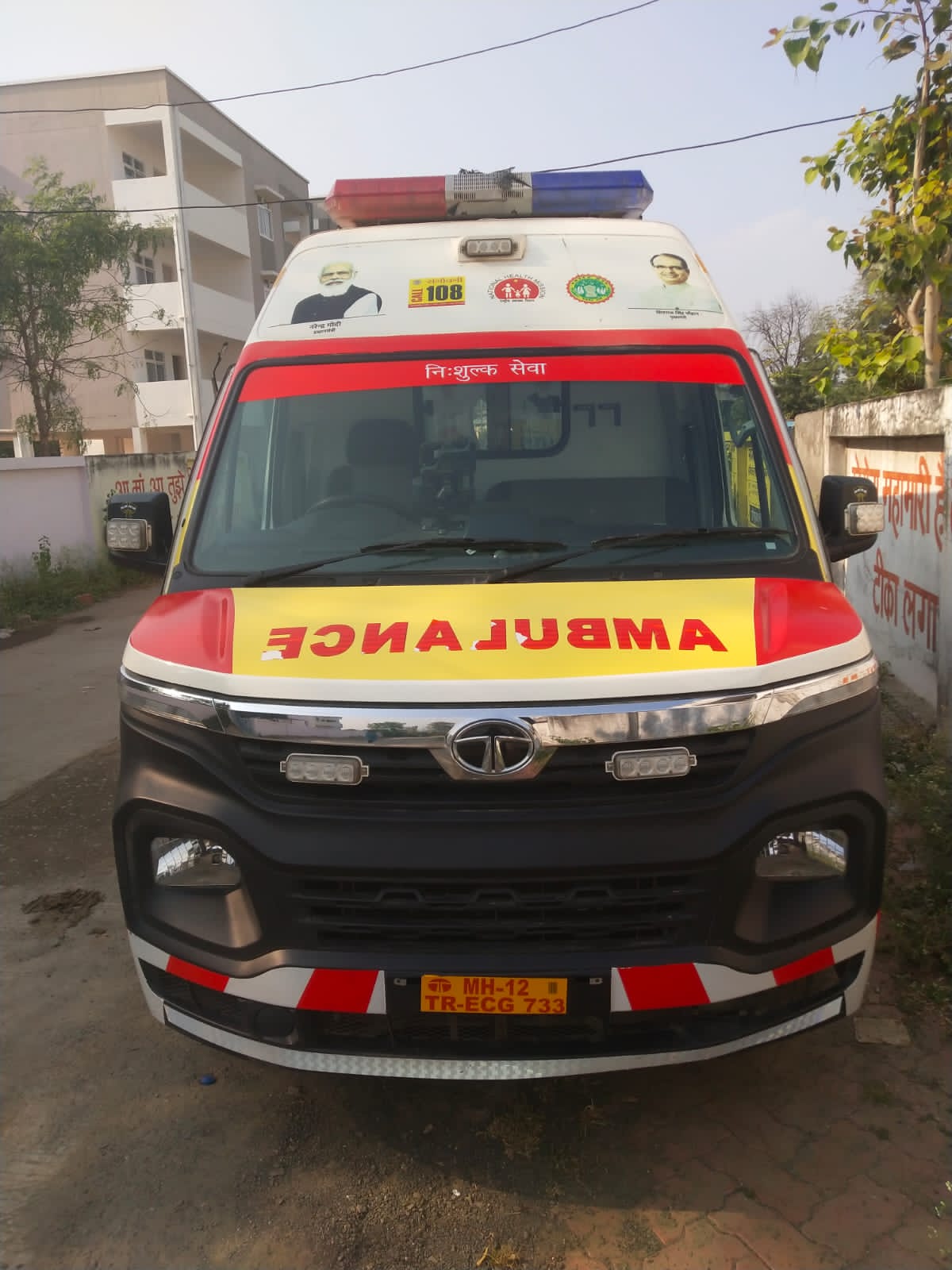 Kalmukhi of Khandwa received the gift of new 108 ambulance