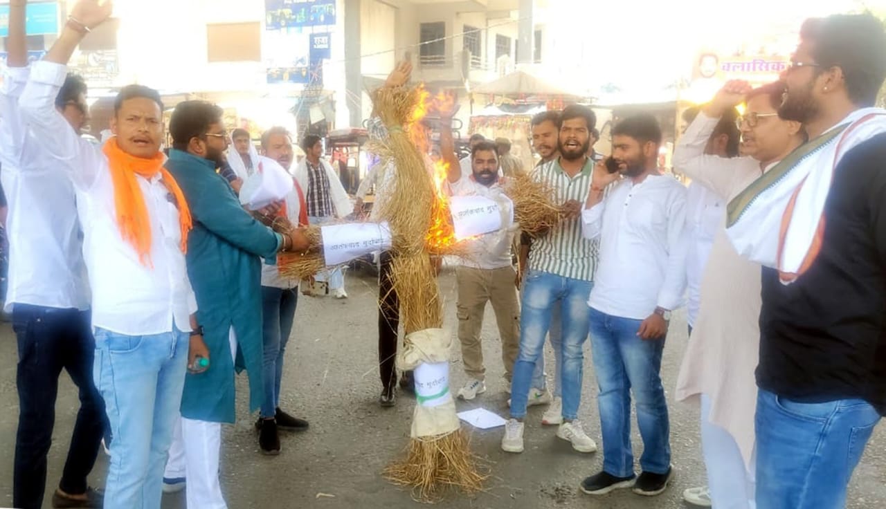 In Saharanpur, Bajrang Dal burnt the effigy of terrorism expressing strong anger over the terrorist attack on the bus