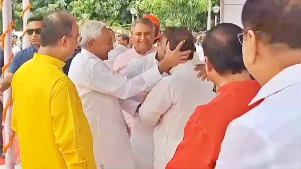 Nitish seen in old style: CM again grabbed Ashok Choudhary's neck