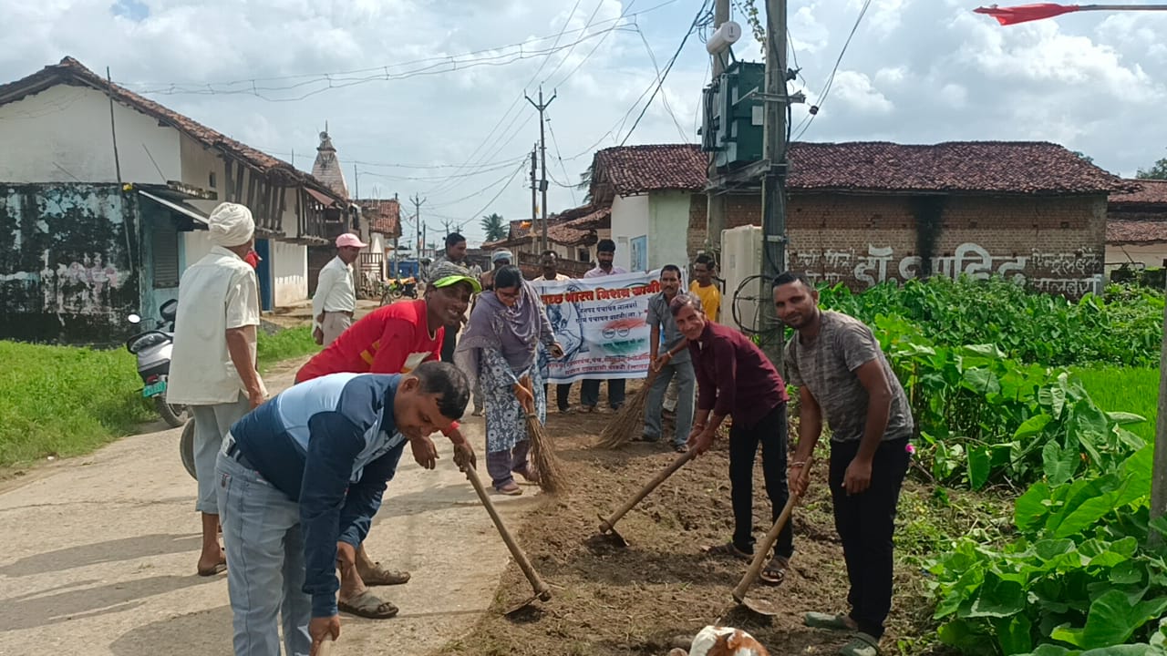 Plantation was done in Bamhni under Ek Ped Maa Ke Naam Abhiyan and cleaning was done under Swachhata Hi Seva