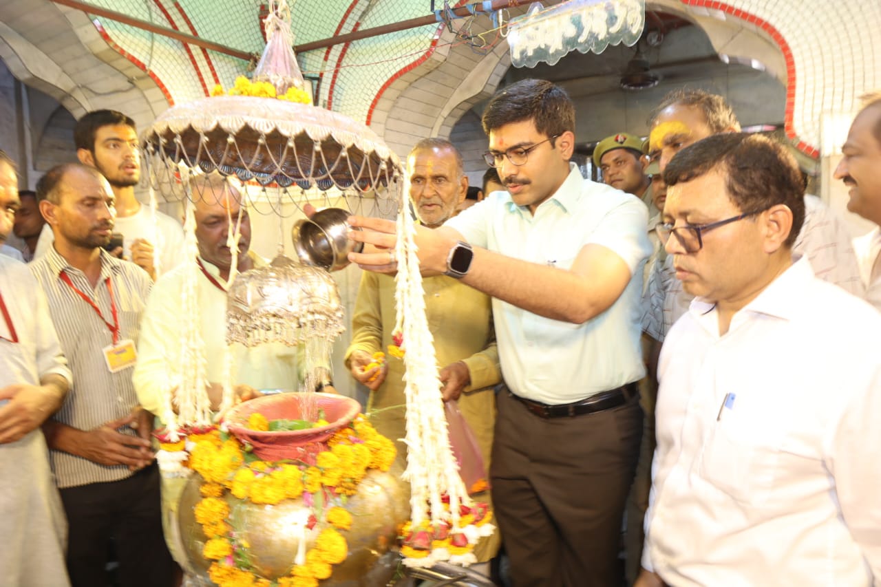 DM reviewed the arrangements at Bhuteshwar temple under the cleanliness system and security arrangements of Kawadis in view of Jalabhishek on the festival of Shivratri