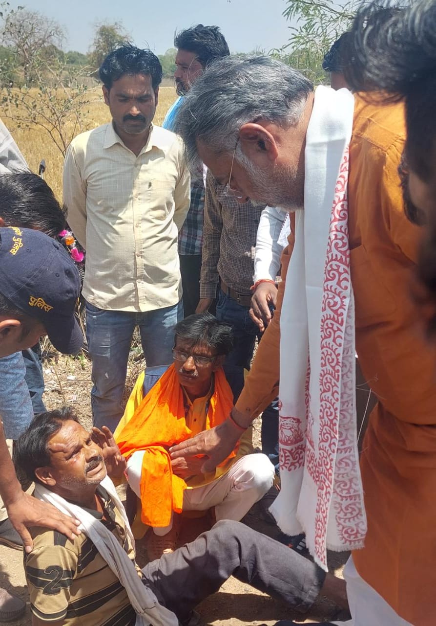 Seeing the injured lying on the road, the Union Minister stopped the convoy and reached the hospital