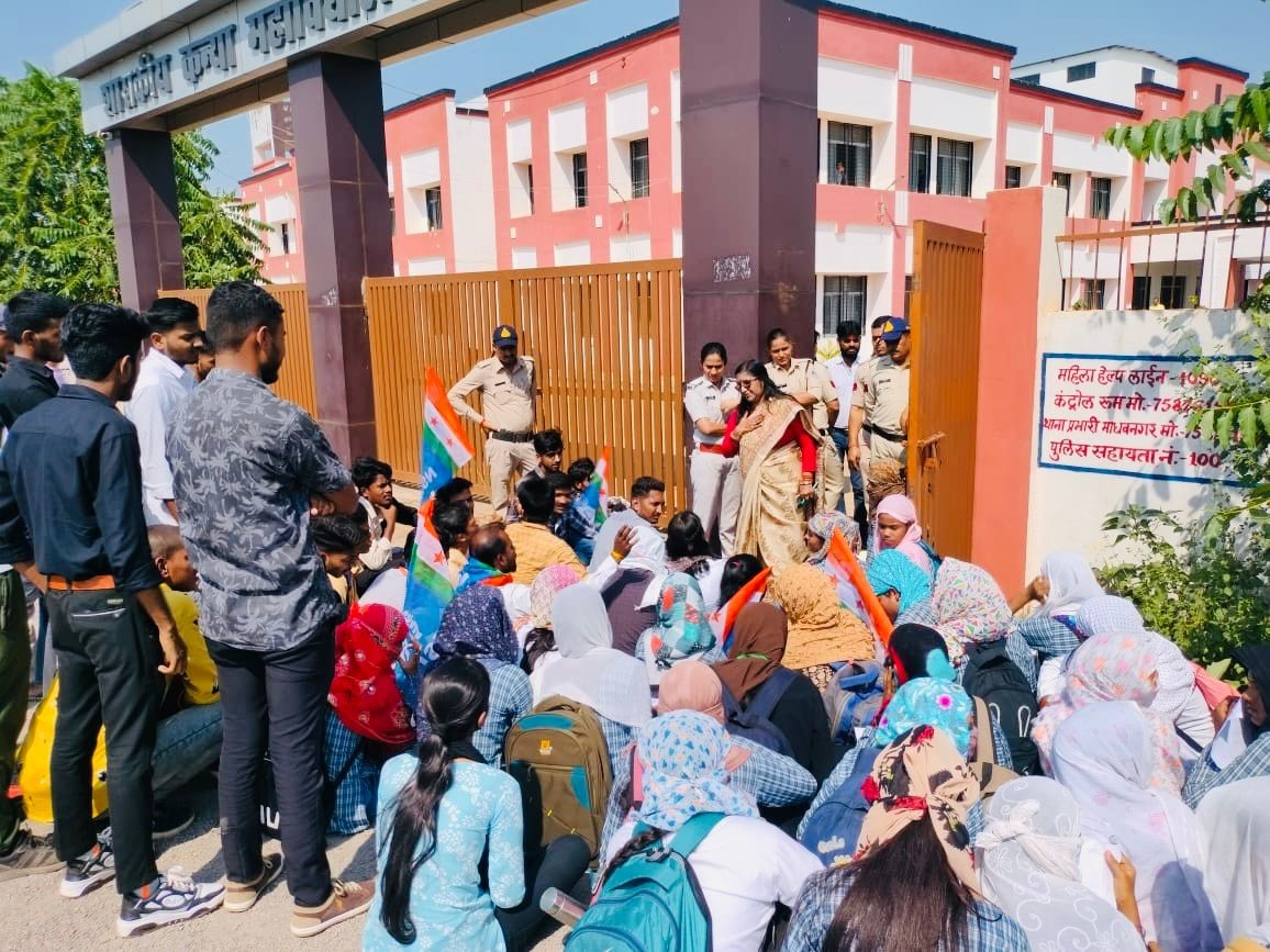NSUI protests in women's college over poor results, city bus and college access road