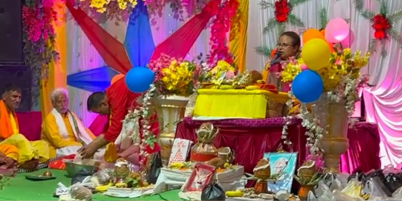 In Maihar's Kakra village, the Srimad Bhagwat Katha is being narrated from the mouth of Pujya Devi Madhu Priya Tiwari, an expert on Bhagwat, who has come from Shri Dham Vrindavan.