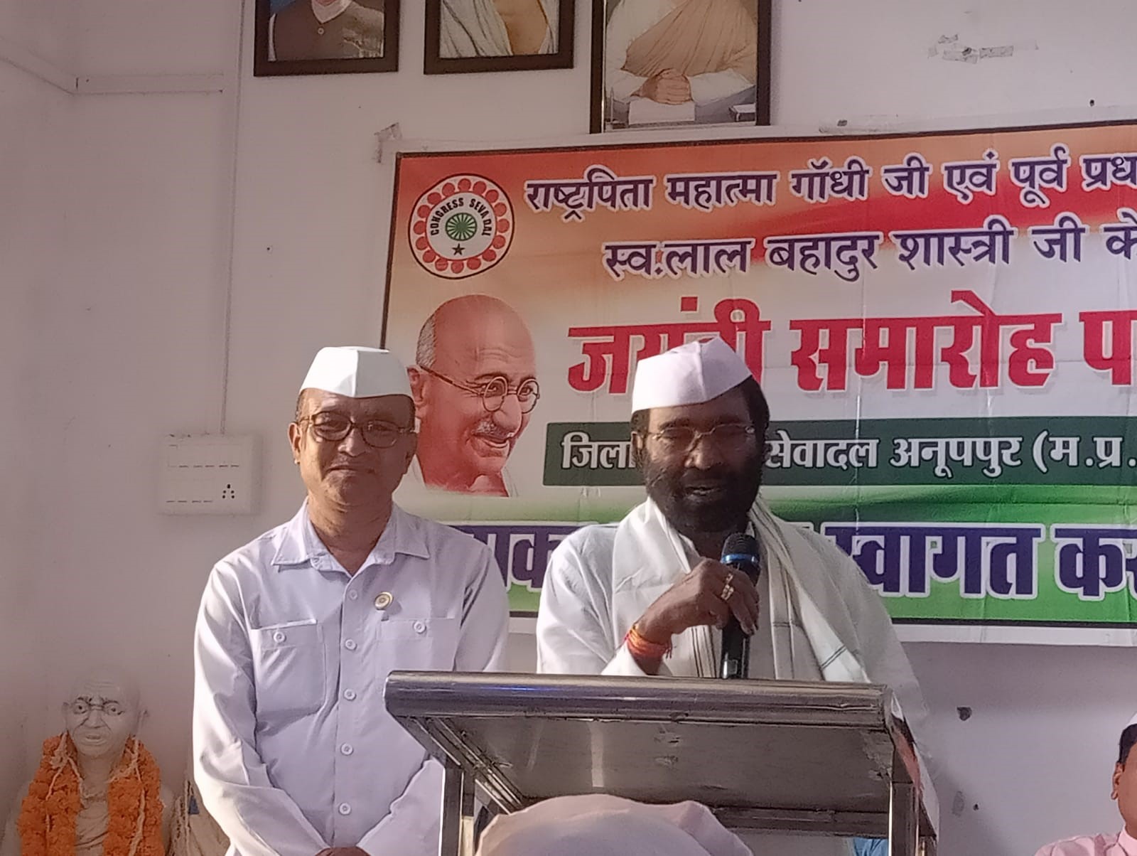 Tribute was paid to the great personalities of the nation, Father of the Nation Mahatma Gandhi and the son of the nation Lal Bahadur Shastri by Seva Dal at the District Congress Office