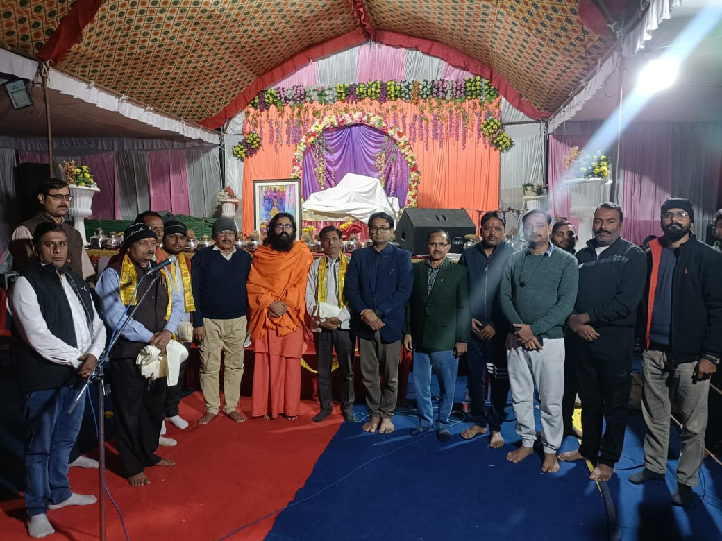 A grand kavi sammelan was organized in the Ardhanarishwar temple katha pandal