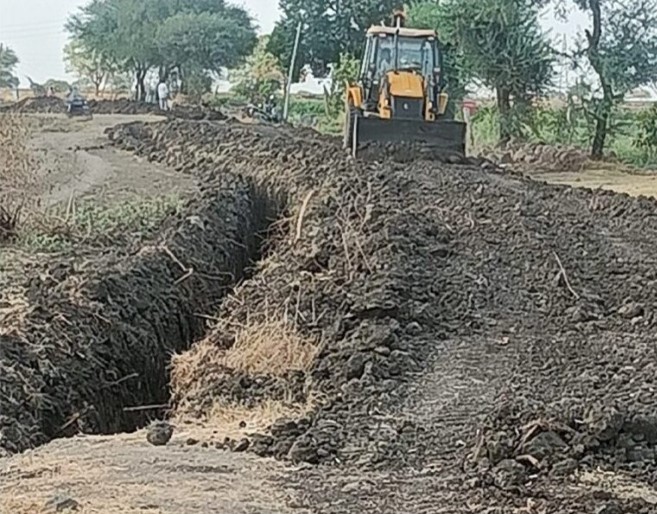 Soil is being used instead of Murom in the remote village road of Dhar
