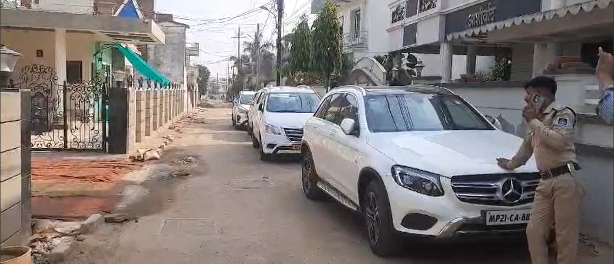 Income Tax raids at the houses of big businessmen in Katni