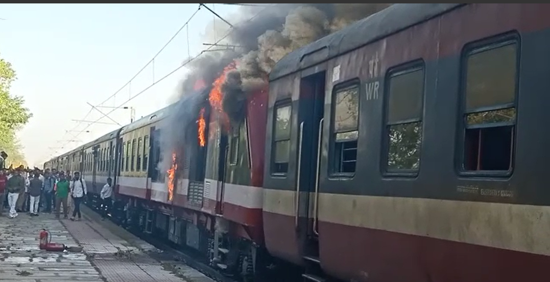 Demu became a burning train, fire broke out in two bogies of Demu train near Ratlam
