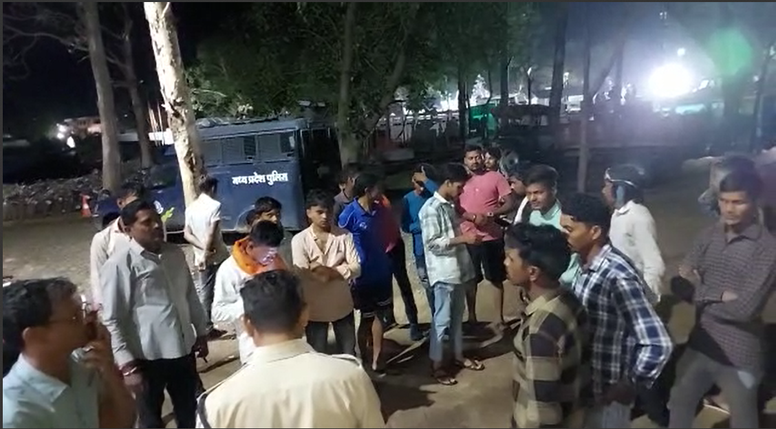 Loot in film style in MP's Dhar