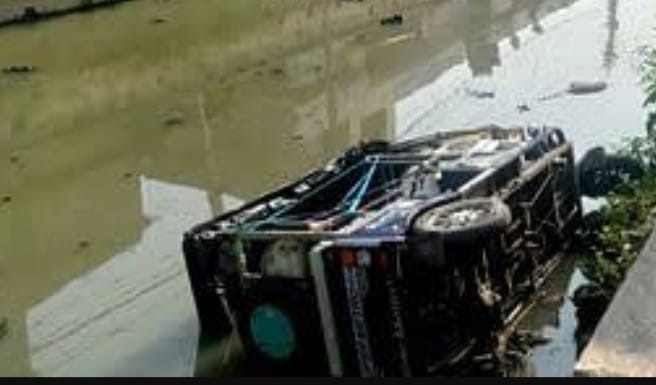 An e-rickshaw loaded with fruits went out of control and overturned in the Paandhoi river