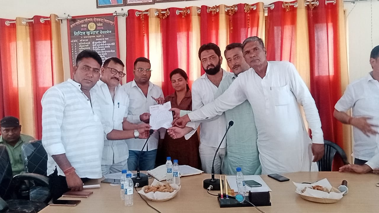 In Deoband, the councilors handed over a memorandum to the food supply inspector