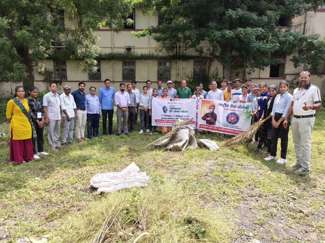 College staff and Rashtriya Seva Yojana volunteers performed Swachhata Shramdaan