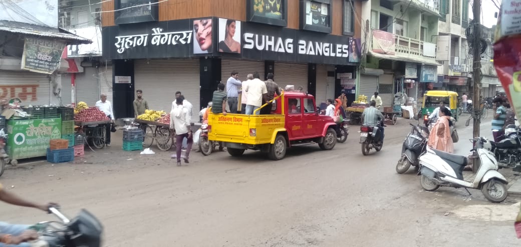 Andheri Pulia crossing is occupied by the vendors, fear of accident remains.
