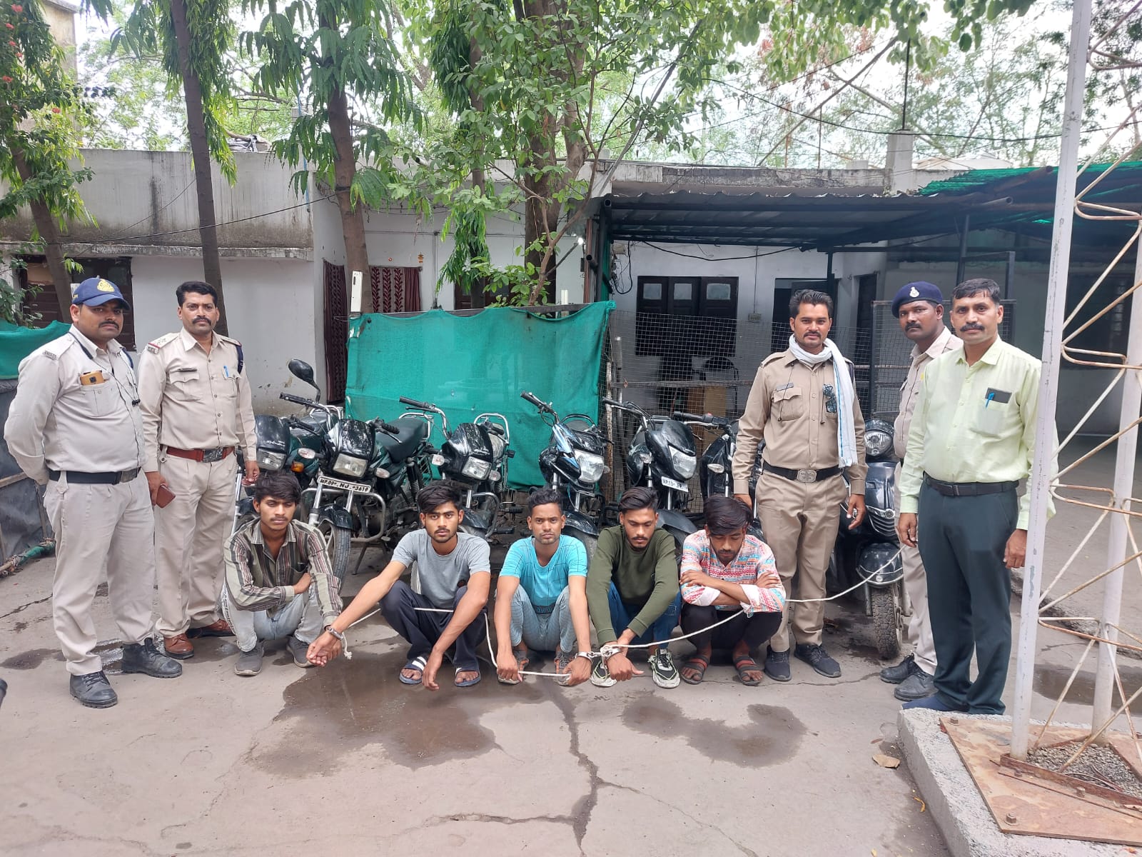 Banganga police arrested 05 armed miscreants planning robbery at MR-04 petrol pump