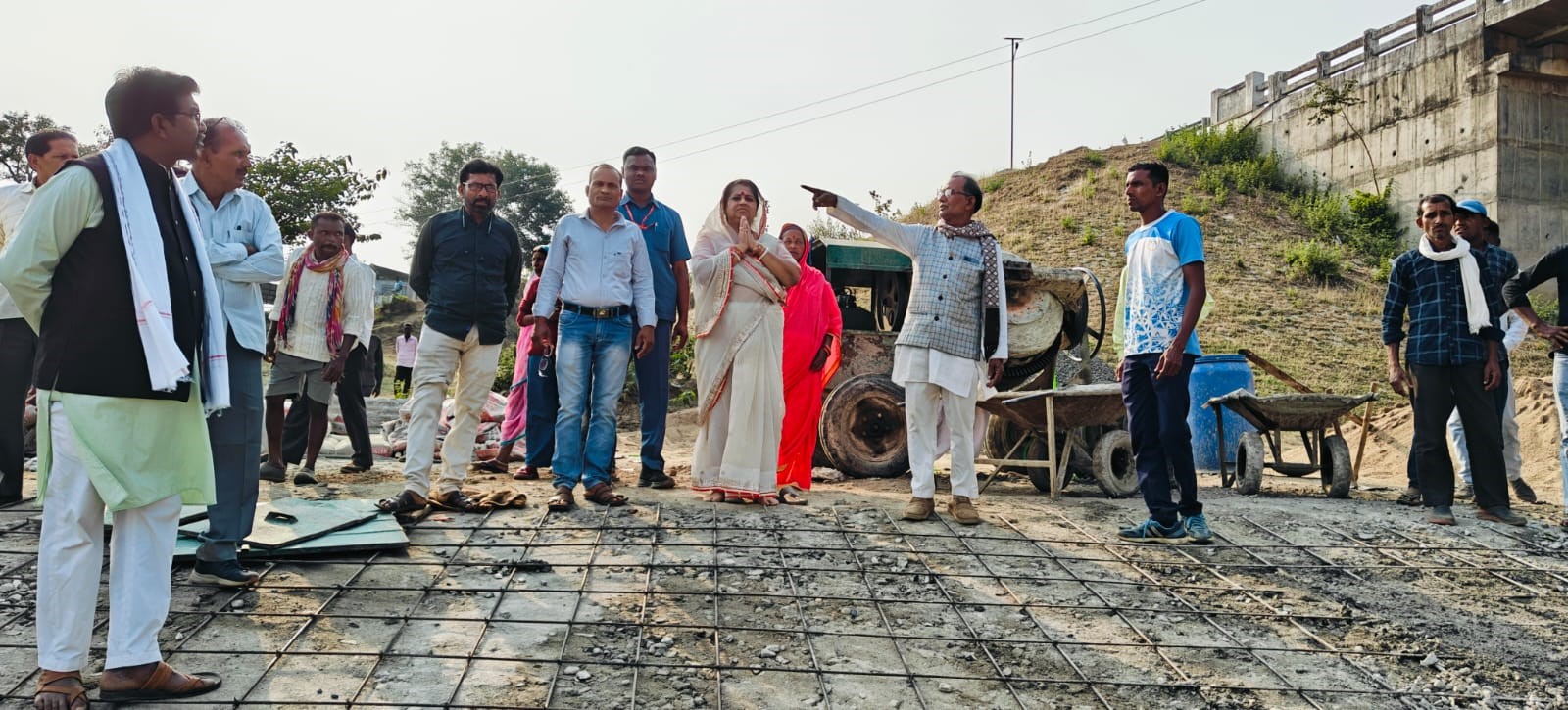 MLA Anubha Munjare performed Bhoomi Pujan of Sabha Manch in Bamhni