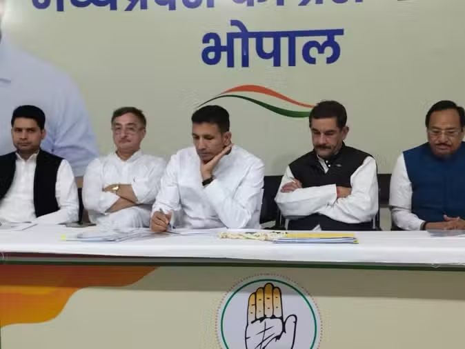 Big leaders did not reach the Congress meeting, Patwari became emotional