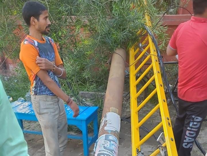 A dilapidated electric pole suddenly fell while changing the insulated wire