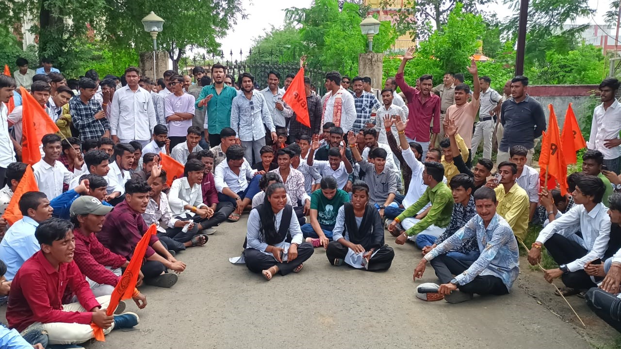 ABVP gheraoed the collector's office over school vehicle accidents