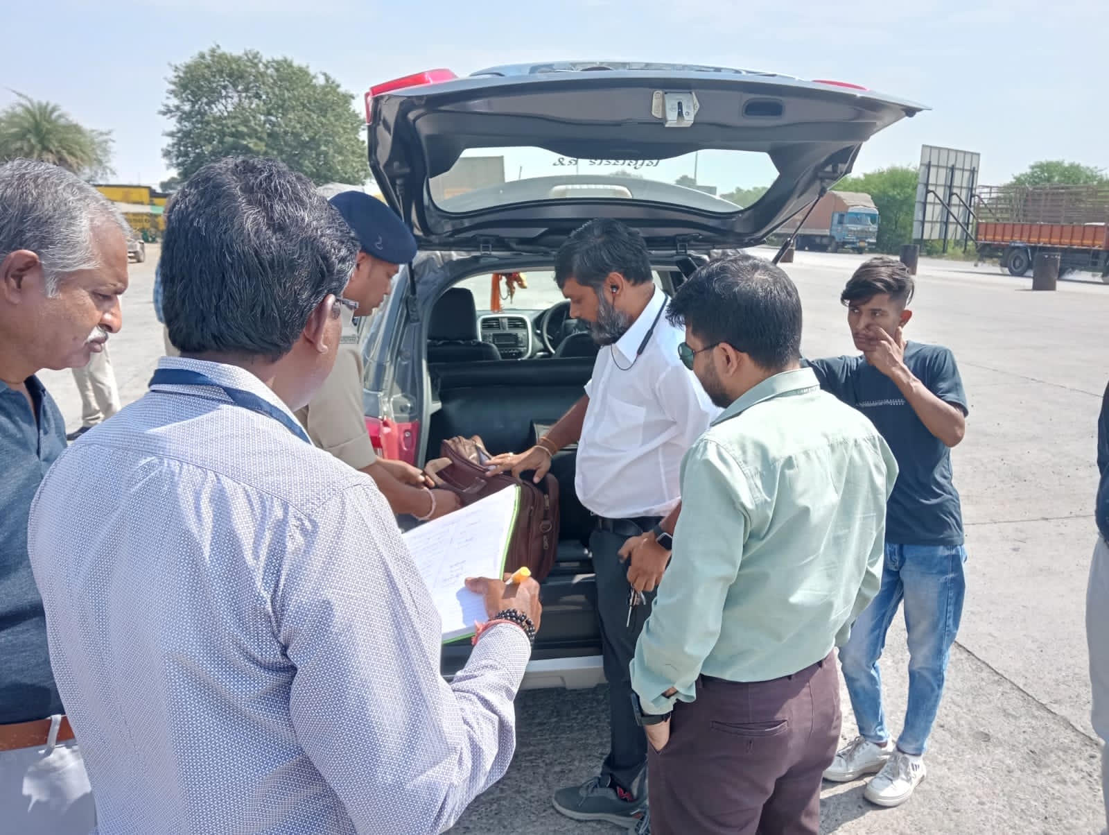 Issue challan for unauthorized political signs, banners, posters, hooters, number plates on vehicles in MP's Dhar