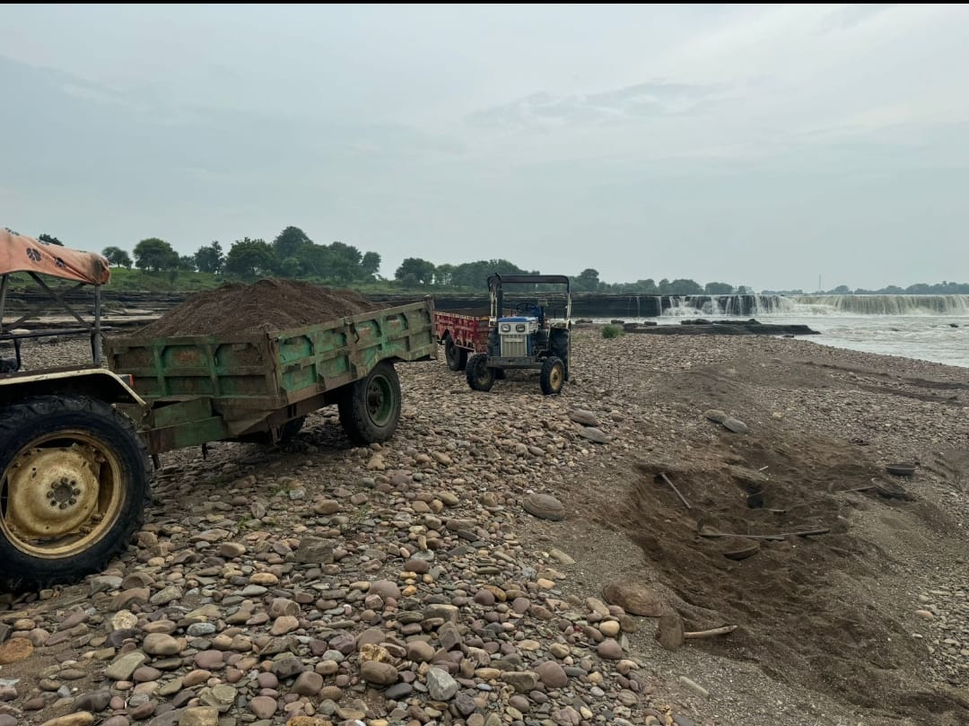 Action taken by Mineral Department Damoh against illegal mineral mining, transportation and storage