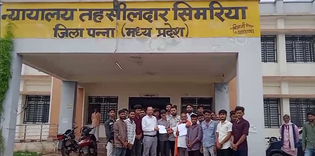 Villagers of Simaria's Deori village handed over a memorandum to the Tehsildar in the name of the Chief Minister regarding the drain and road