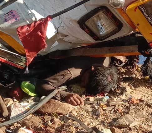A truck full of potatoes fell again from the cursed culvert in Damoh